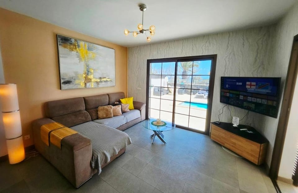 Communal lounge/ TV room, TV and multimedia, Living room, Evening entertainment