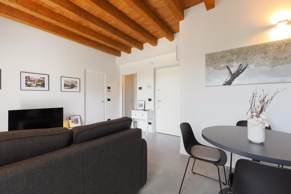 TV and multimedia, Living room, Seating area, Dining area, internet