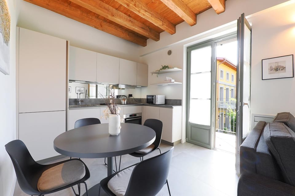 Kitchen or kitchenette, Living room, Seating area, Dining area
