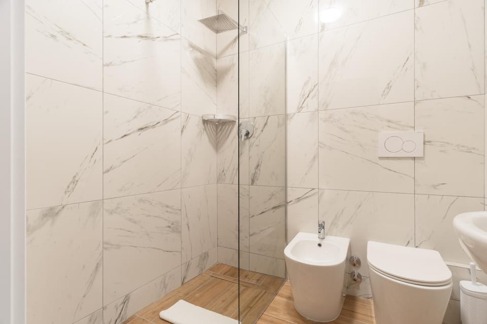 Shower, Toilet, Bathroom, bidet, towels