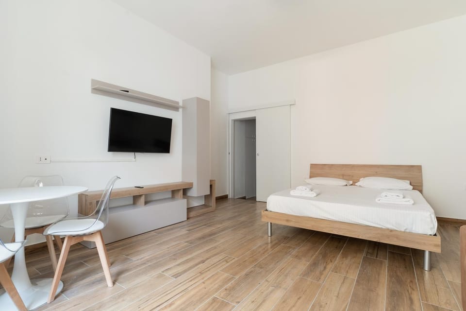Bed, TV and multimedia, Photo of the whole room, Bedroom, towels