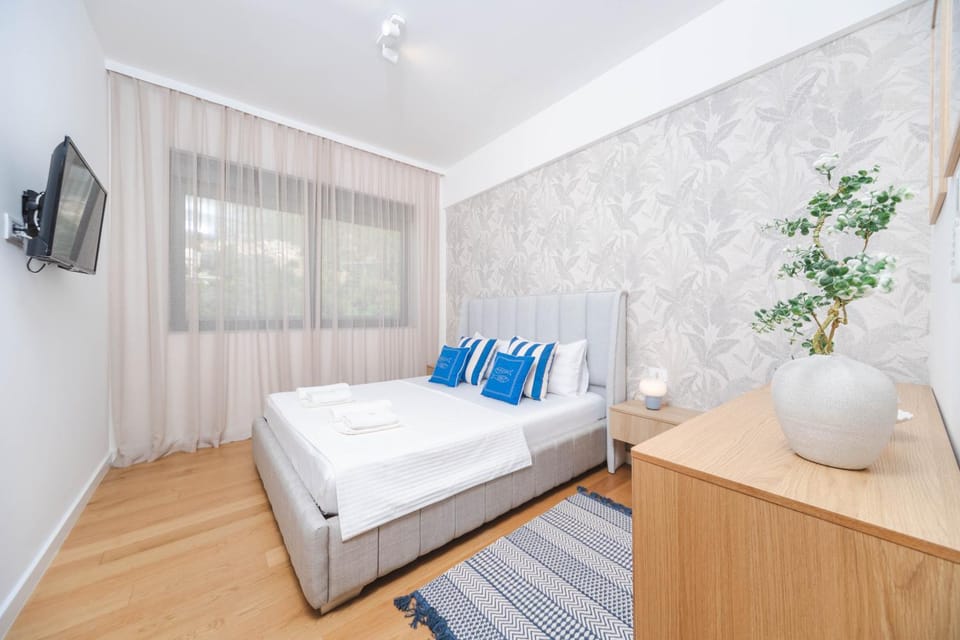 Bed, TV and multimedia, Bedroom