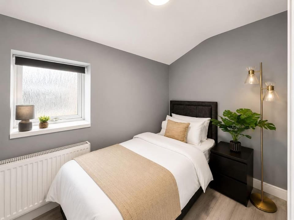 Bedford Station Retreat - Sleeps 3 - Free Parking Apartment in Bedford