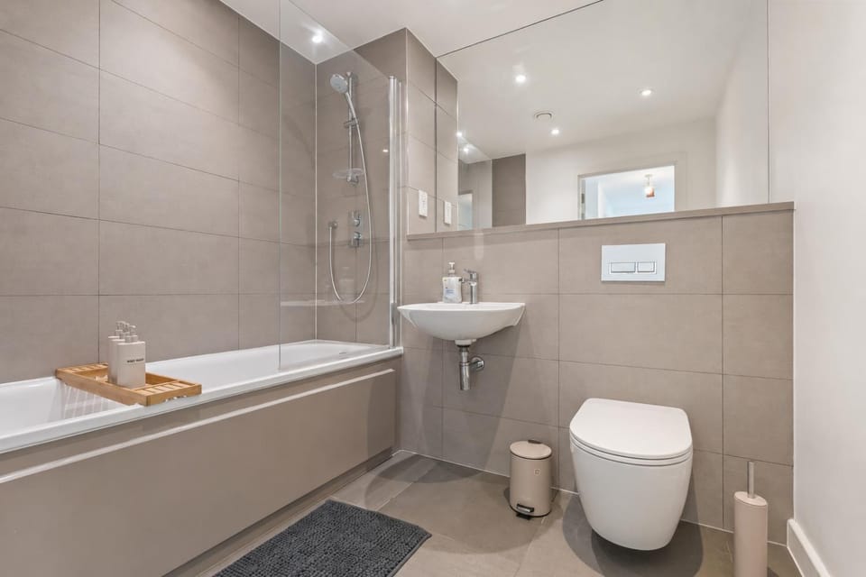 Wembley Getaway - Balcony - Sleeps 8 Apartment in Wembley
