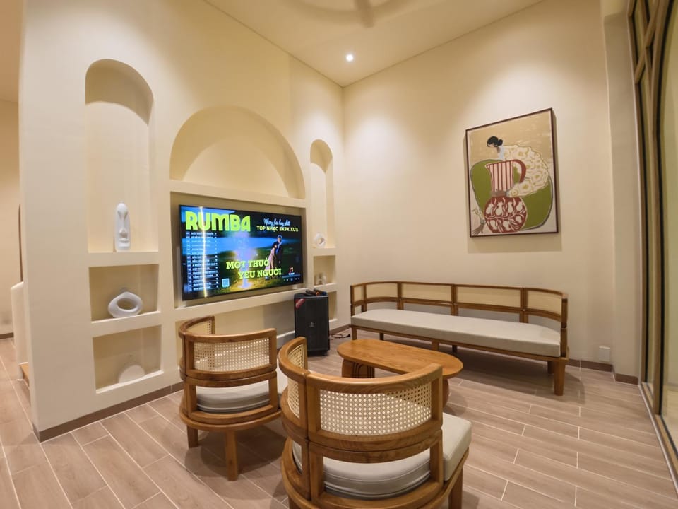 Communal lounge/ TV room, BBQ facilities, Hot Tub, Karaoke, Nightclub / DJ, Sauna, Lounge or bar, Business facilities, Evening entertainment