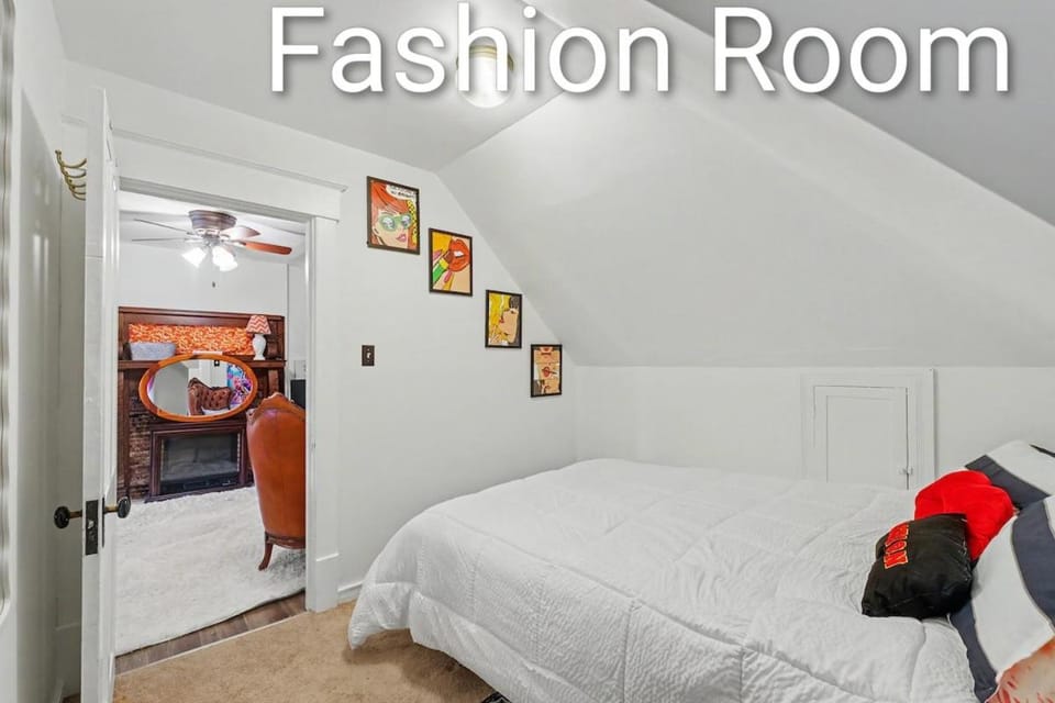 Illini Dream House With Historic Retreat Near UIUC House in Champaign