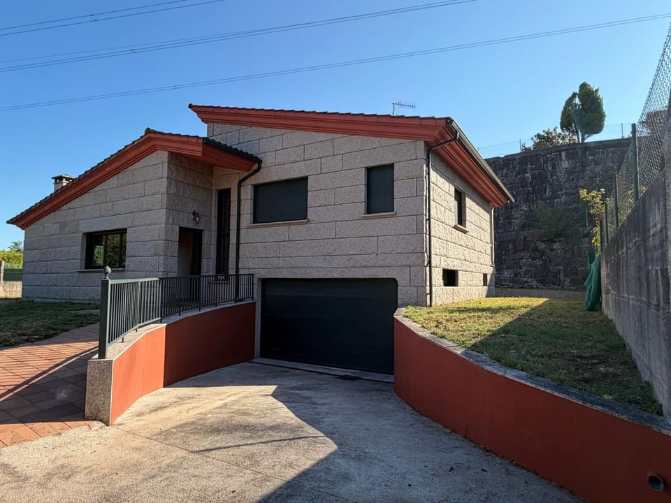 Property building, Garden, Parking