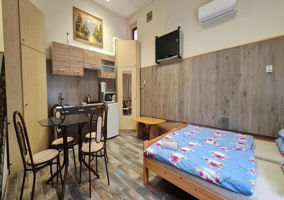 Property building, Kitchen or kitchenette, Dining area