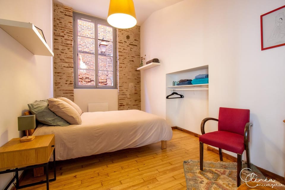 Photo of the whole room, Bedroom, storage, towels