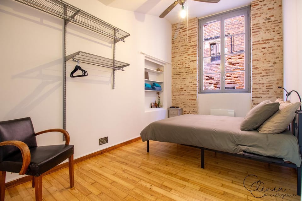 Photo of the whole room, Bedroom, storage, towels