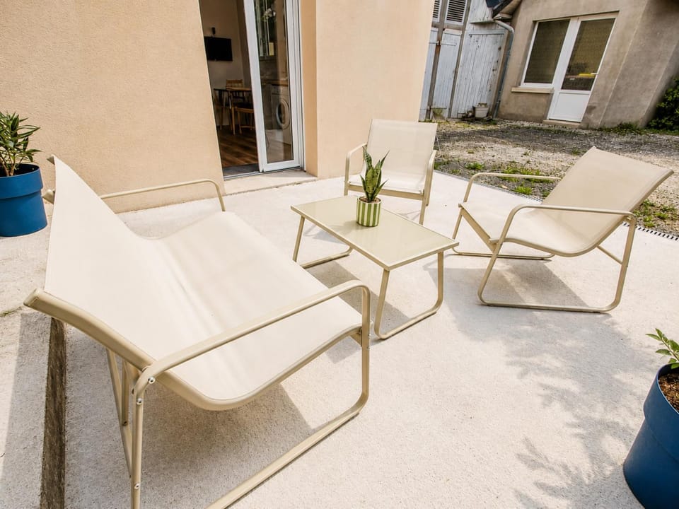 View (from property/room), Balcony/Terrace, Decorative detail, Garden view, concierge