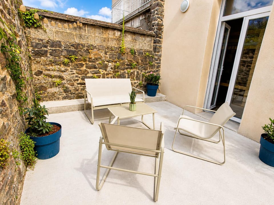 View (from property/room), Balcony/Terrace, Decorative detail, Dining area, concierge