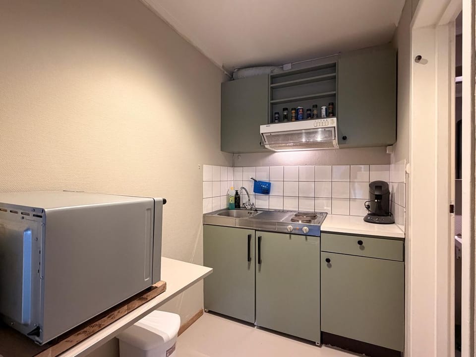 Coffee/tea facilities, oven, kitchen