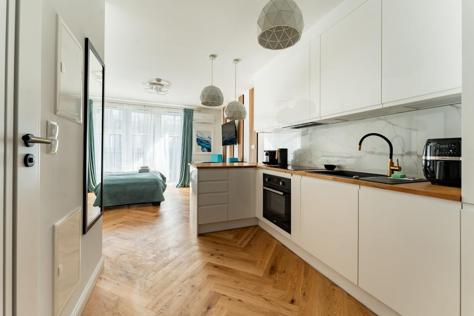 Coffee/tea facilities, Kitchen or kitchenette, Dining area, dishwasher, oven, stove