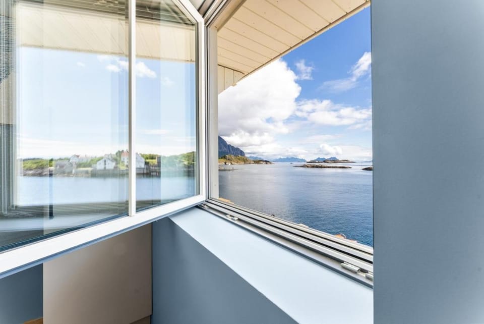 Ny leilighet med sjøutsikt i Henningsvær Apartment in Lofoten