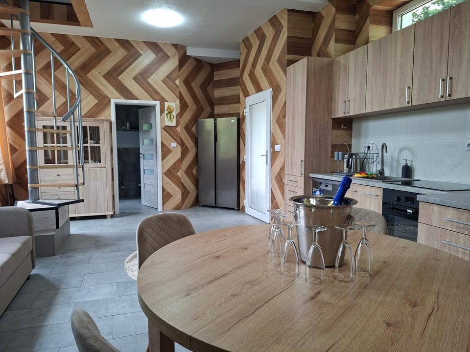 Kitchen or kitchenette, Living room, Seating area, Dining area, dishwasher, oven, pet friendly, stove