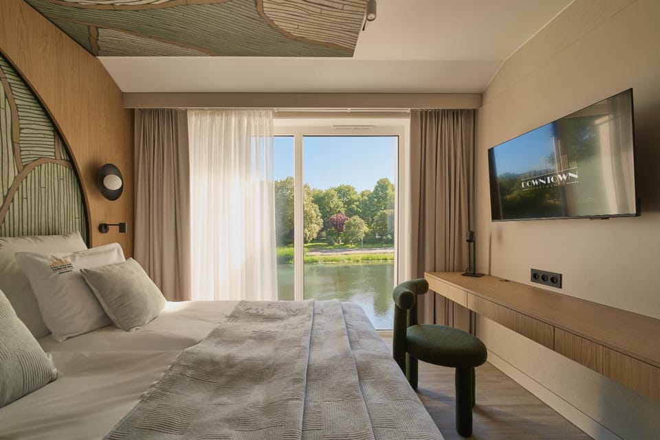 Bed, Natural landscape, TV and multimedia, Photo of the whole room, Seating area, Evening entertainment, Bedroom