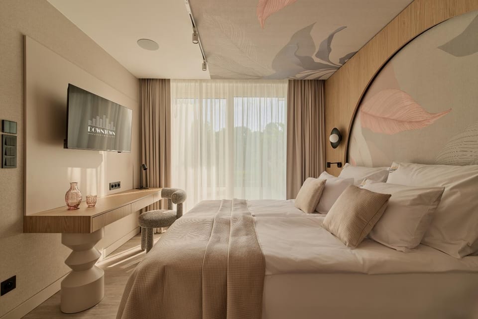 Bed, TV and multimedia, Photo of the whole room, Seating area, Bedroom