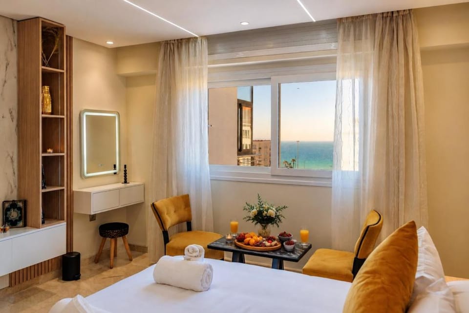 Elegant Suite with Sea View - Corniche - Beach Apartment in Tangier