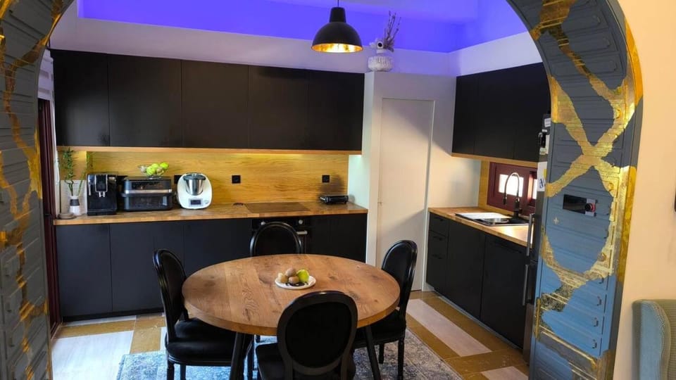 Coffee/tea facilities, Kitchen or kitchenette, Dining area, oven, stove, toaster