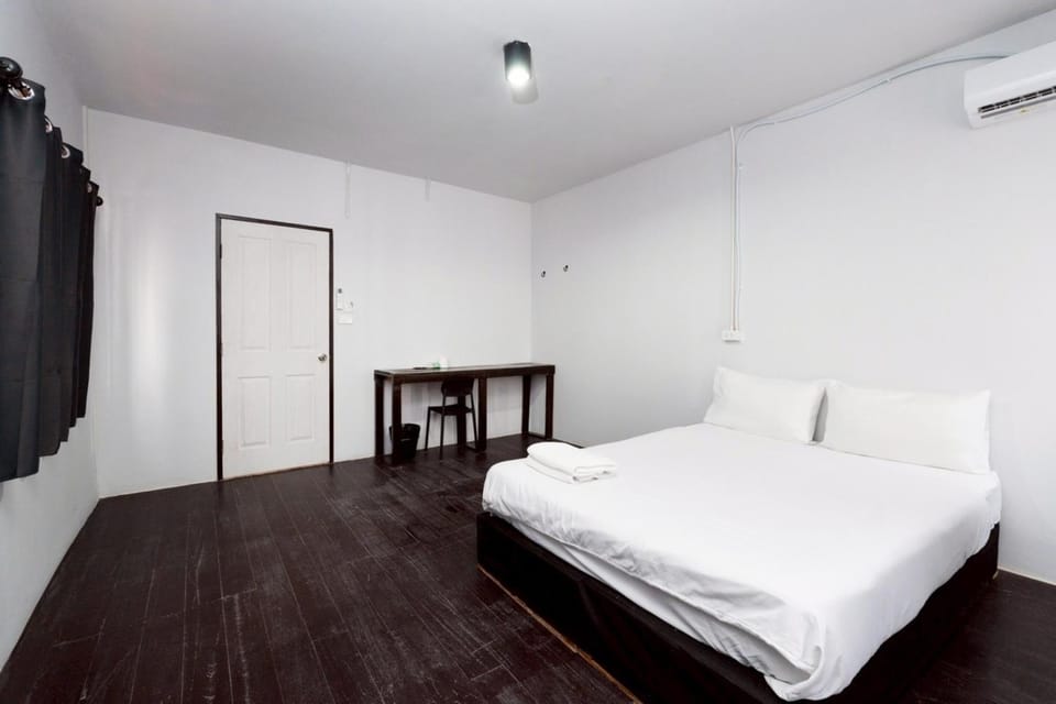 Photo of the whole room, Bedroom