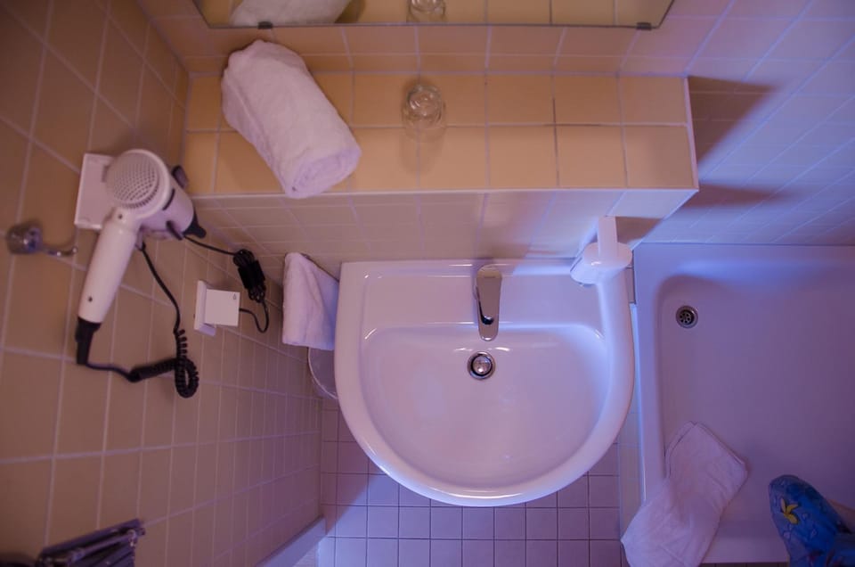 Shower, Toilet, Bathroom, heating, towels