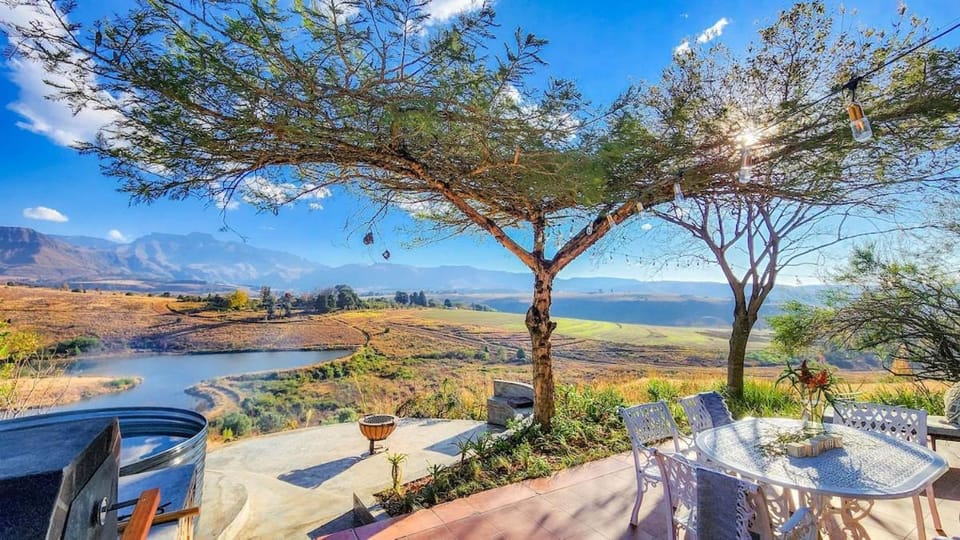 Patio, Natural landscape, Garden, Dining area, Lake view, Mountain view