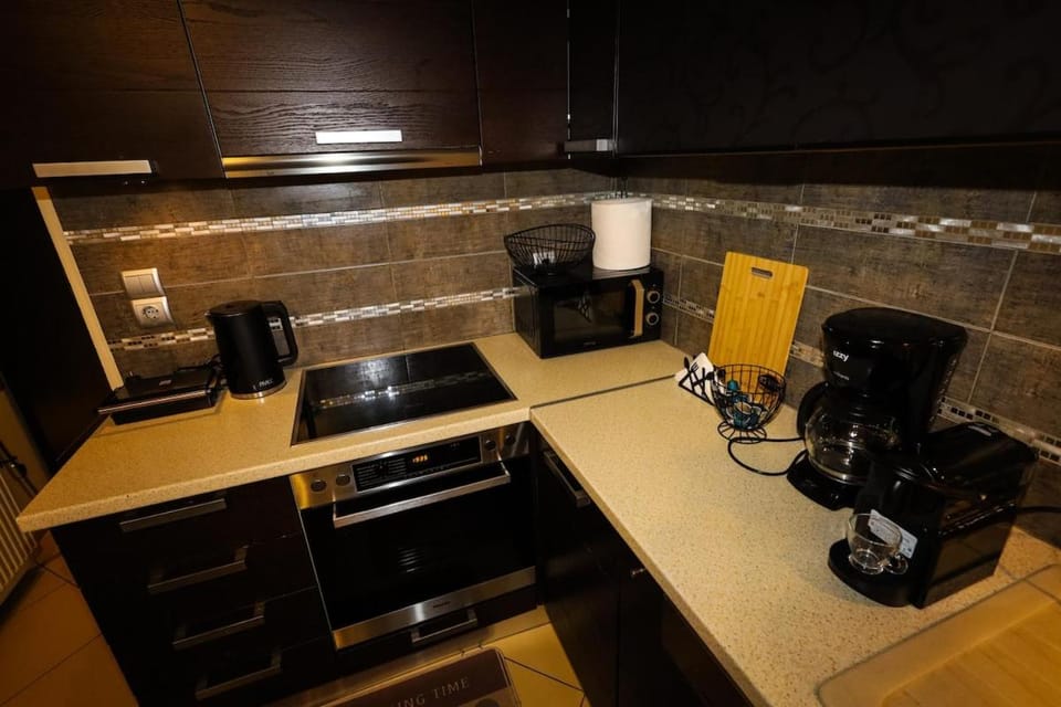 Coffee/tea facilities, Kitchen or kitchenette, stove