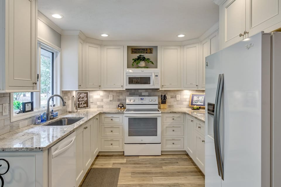 Walk to Golf! Relax with Hot Tub and Game Room! House in Pinehurst