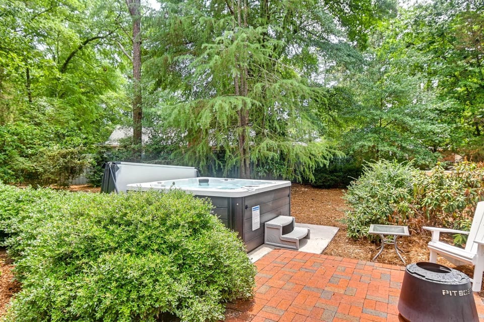 Walk to Golf! Relax with Hot Tub and Game Room! House in Pinehurst