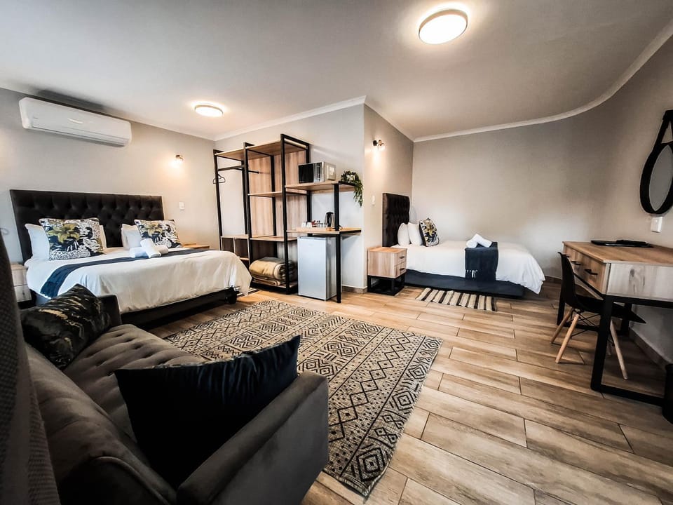 Bed, Photo of the whole room, Seating area, Bedroom, air conditioner