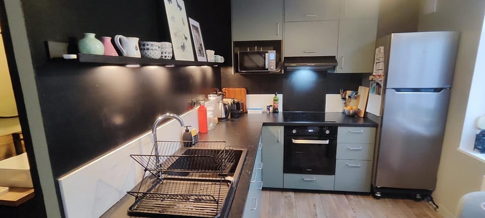 Coffee/tea facilities, oven, stove, toaster, kitchen