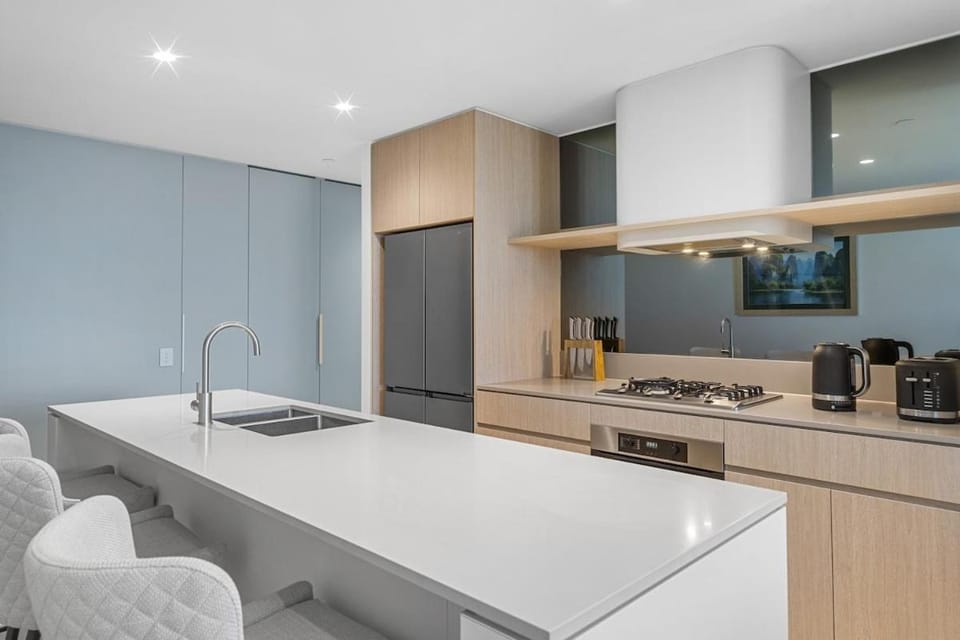 Elegant Oceanview 2BR in Mermaid PrimeLocation Apartment in Mermaid Beach