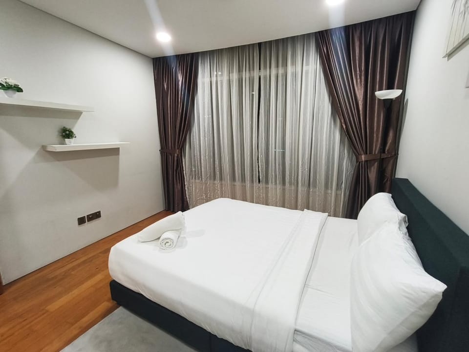 Bed, Night, Photo of the whole room, Bedroom, towels