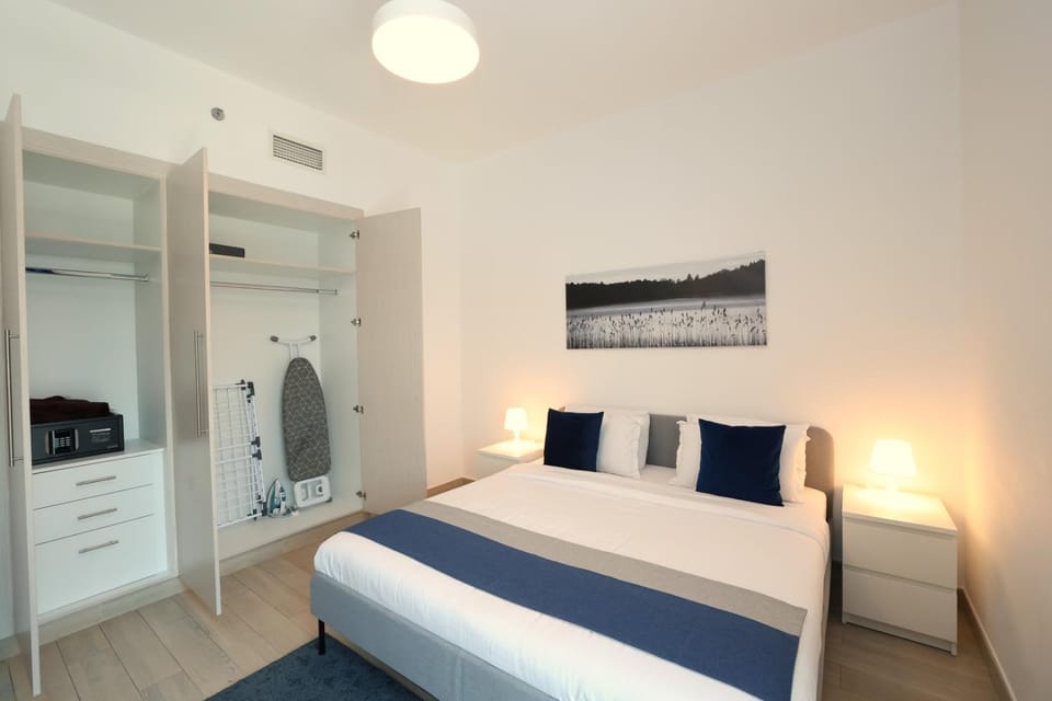 Photo of the whole room, safe, wardrobe