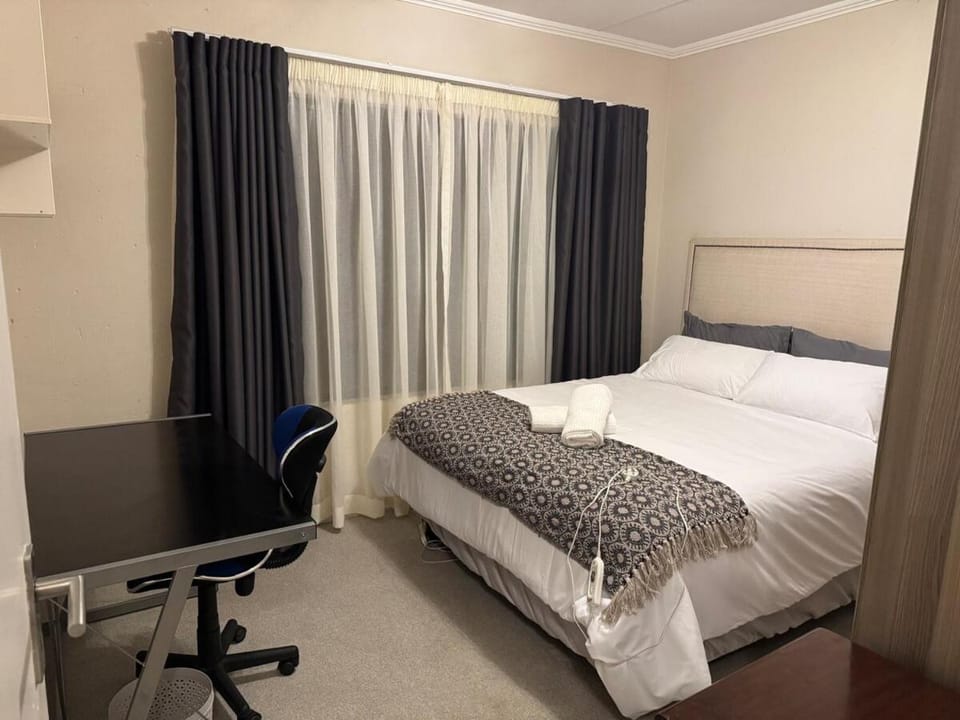 EazyeStays at IHITA 66, Beverly, Sandton Apartment in Sandton