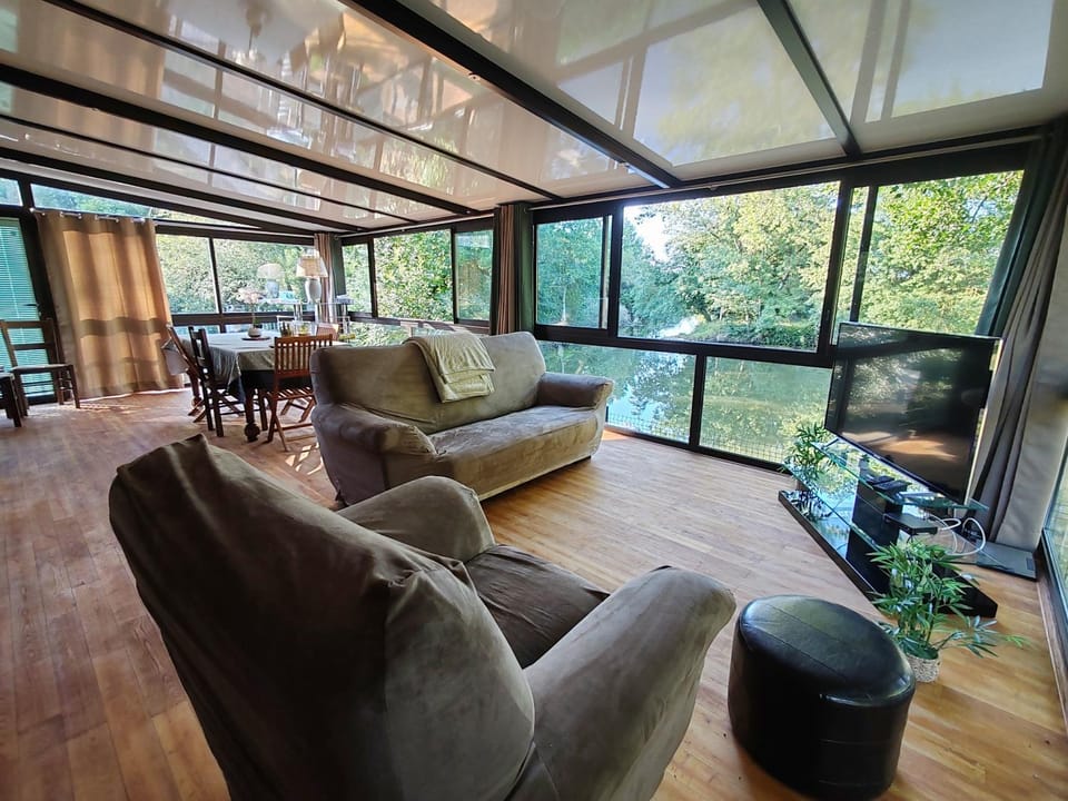 Communal lounge/ TV room