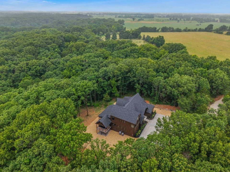 Roaring River Hideaway-Epic Patio-HotTub-Gameroom House in Roaring River Township