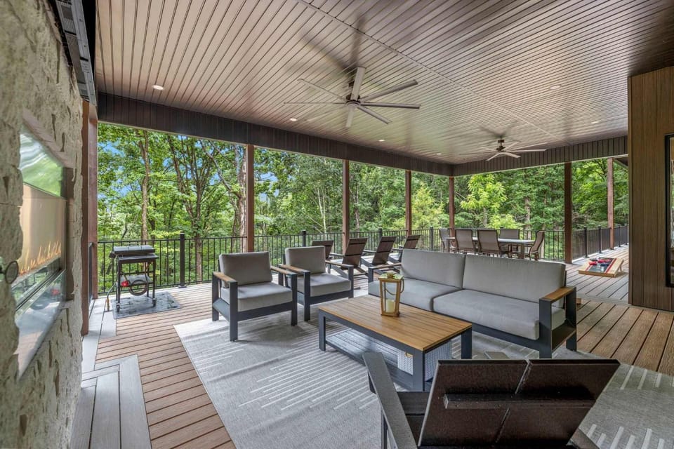 Roaring River Hideaway-Epic Patio-HotTub-Gameroom House in Roaring River Township