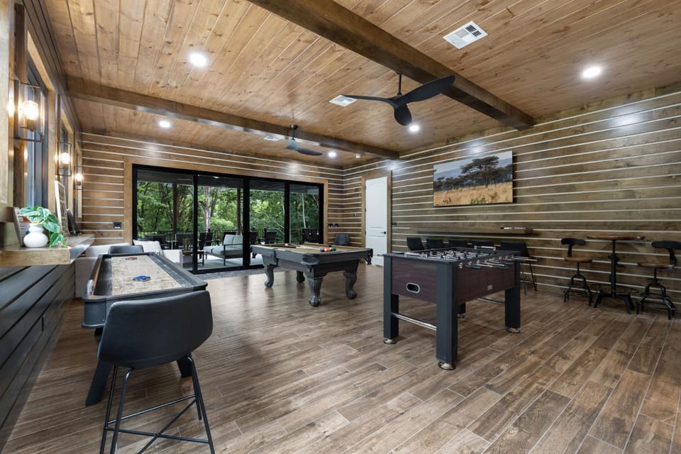 Roaring River Hideaway-Epic Patio-HotTub-Gameroom House in Roaring River Township
