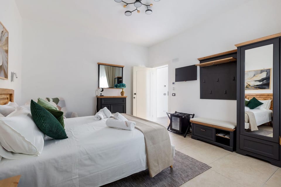 Bed, Photo of the whole room, Bedroom, locker