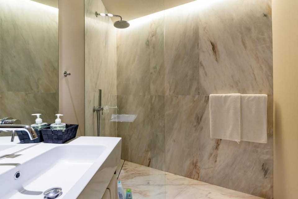 Shower, Toilet