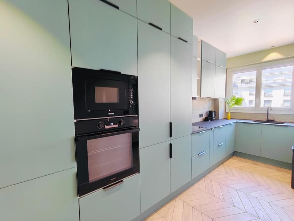 Paris Queen Suite with Aircondition Apartment in Île-de-France