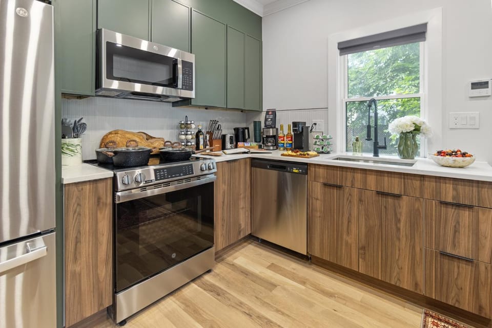 Coffee/tea facilities, Kitchen or kitchenette, dishwasher, microwave, oven, stove