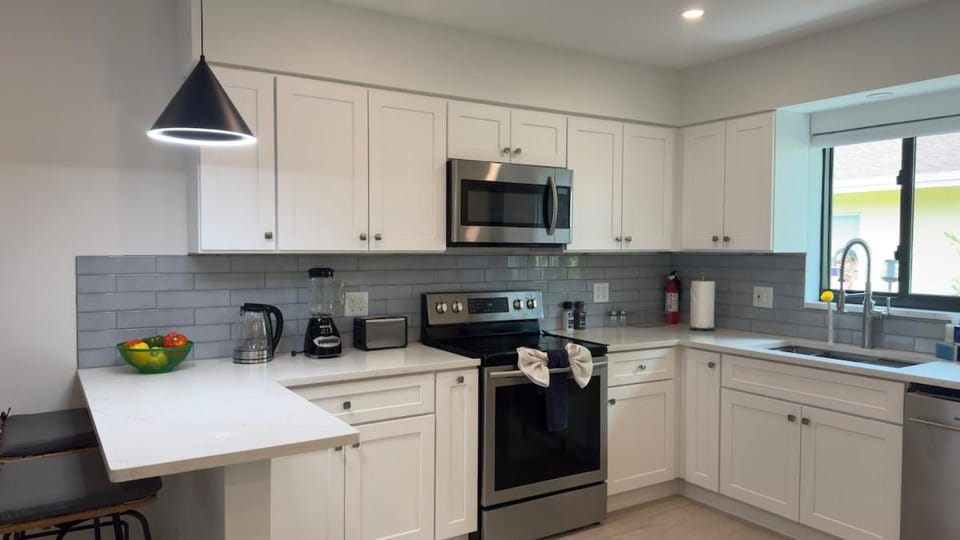 Aquamarine, Near Beach, No Added Booking Fees! House in Pompano Beach