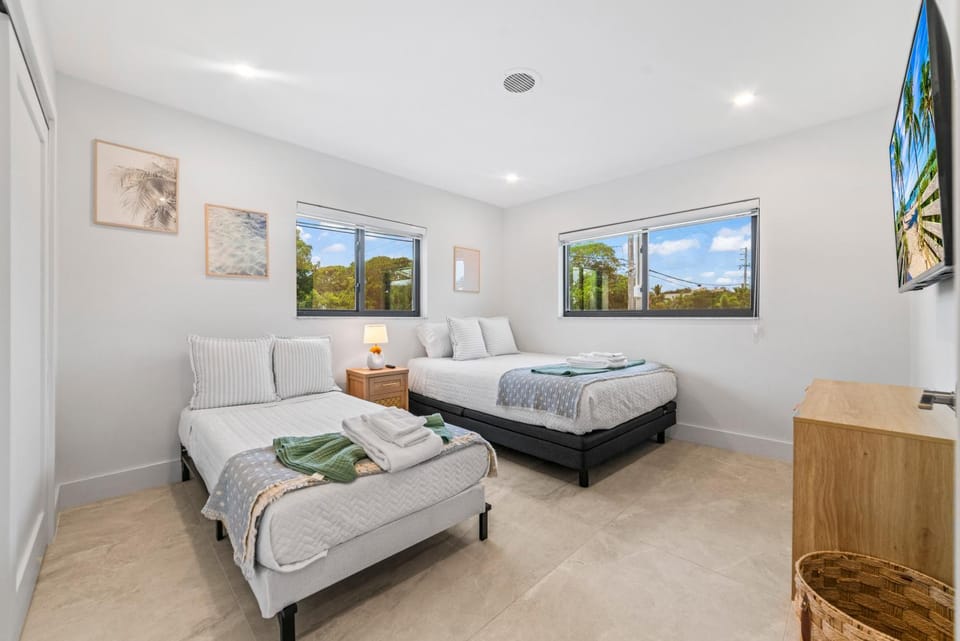 Bed, TV and multimedia, Bedroom