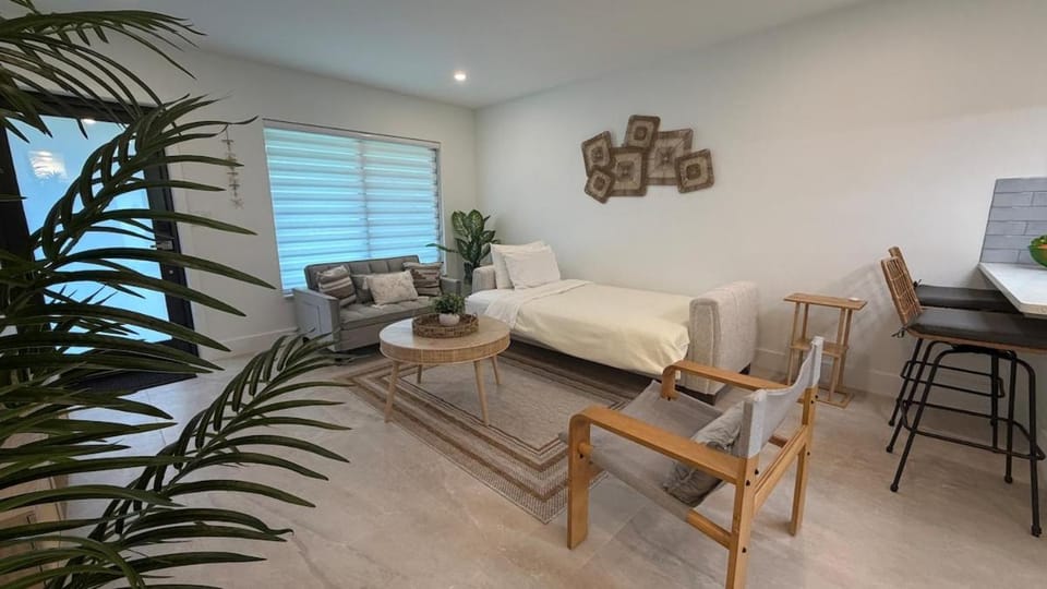 Aquamarine, Near Beach, No Added Booking Fees! House in Pompano Beach