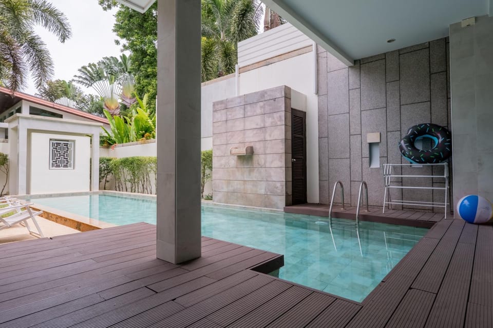 Day, Pool view, Swimming pool, sunbed