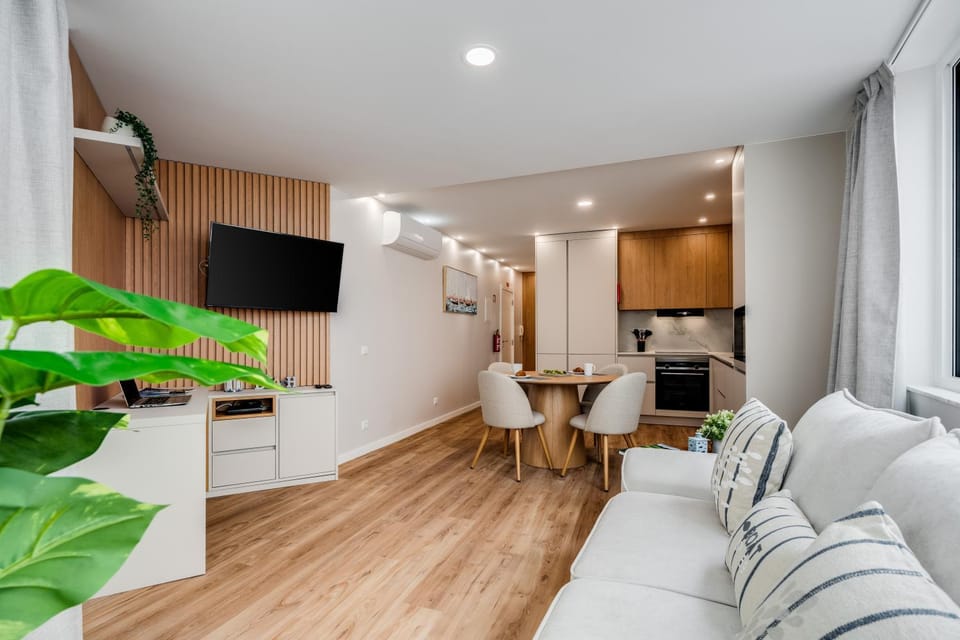TV and multimedia, Kitchen or kitchenette, Living room, Seating area, Dining area, oven, stove
