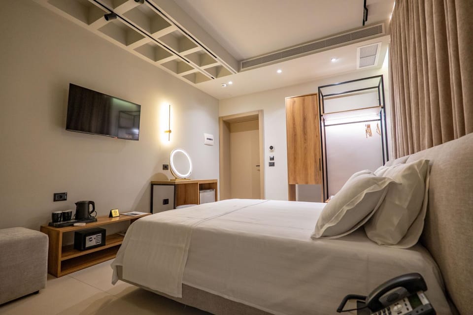 Bed, TV and multimedia, Bedroom